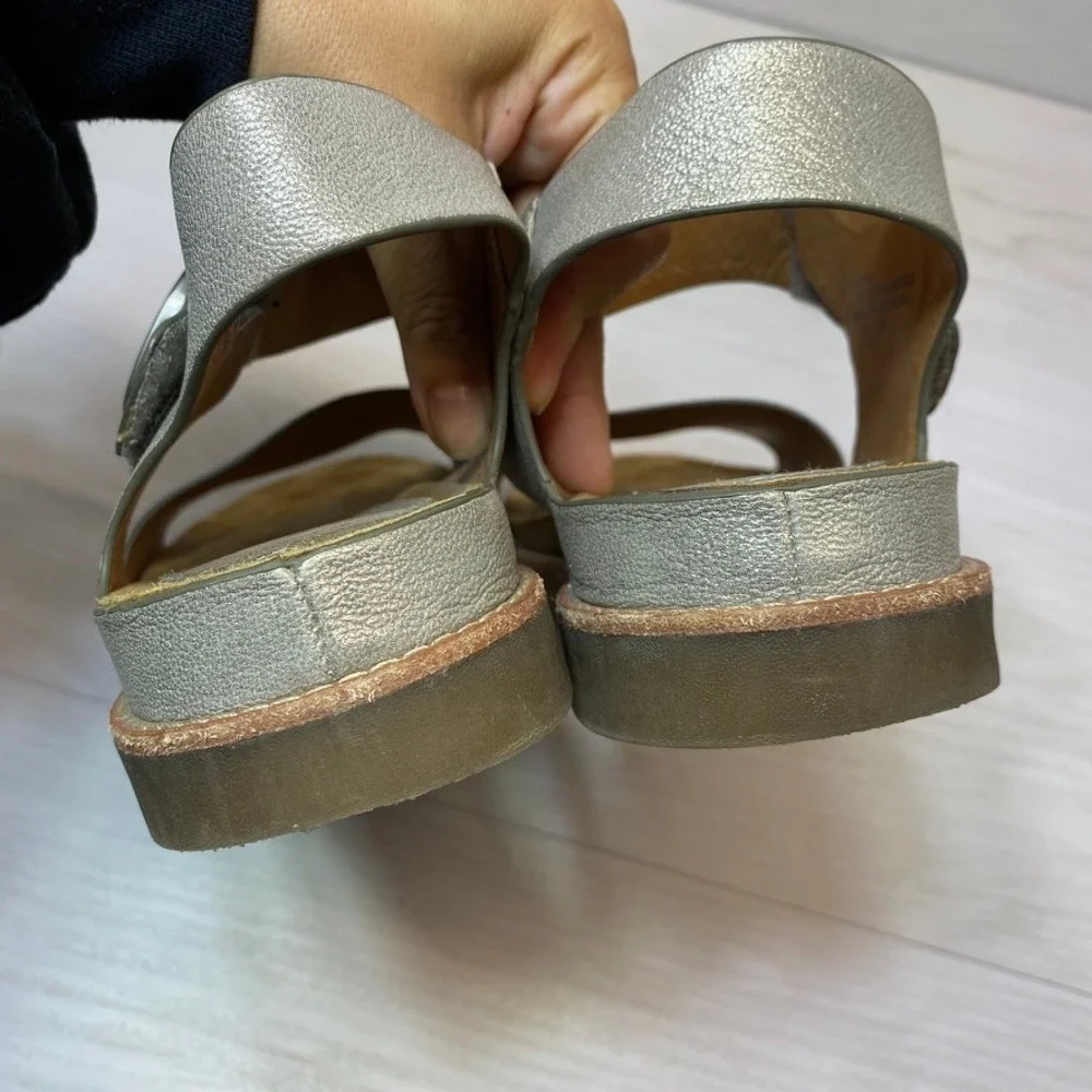 Sofft Womens 10M Sandal Flat Metallic Silver Leather Buckle SF0015897 Comfort